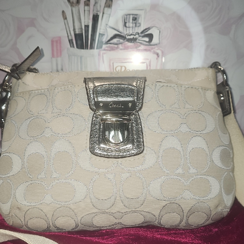 EUC Coach Poppy Signature Multi Swingpack Bag | Cream Silver Crossbody